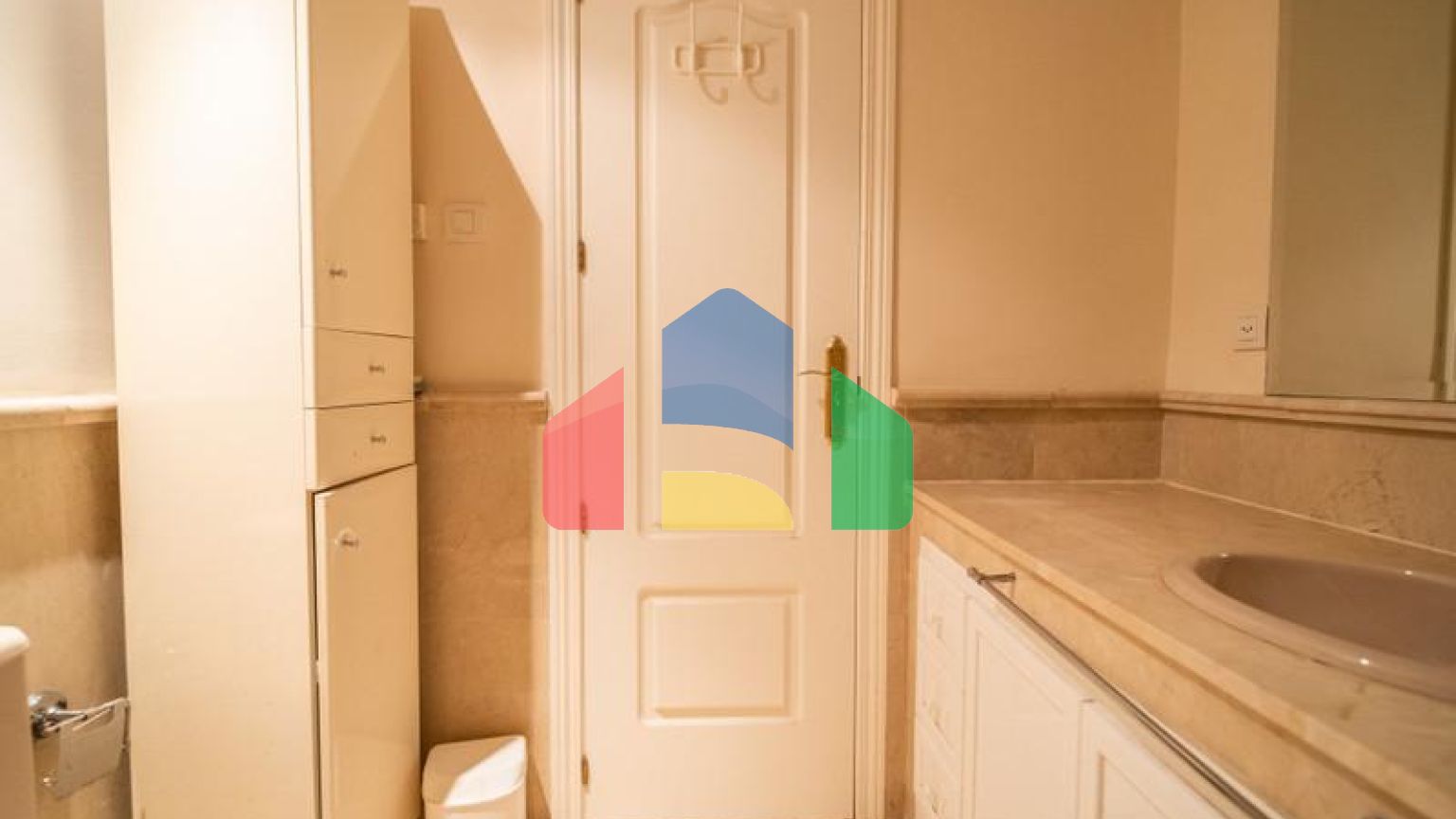 Квартира на среднем этаже в продаже в Эстепоне.