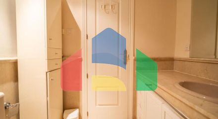 Квартира на среднем этаже в продаже в Эстепоне.