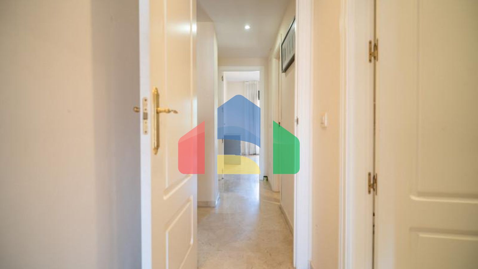 Квартира на среднем этаже в продаже в Эстепоне.