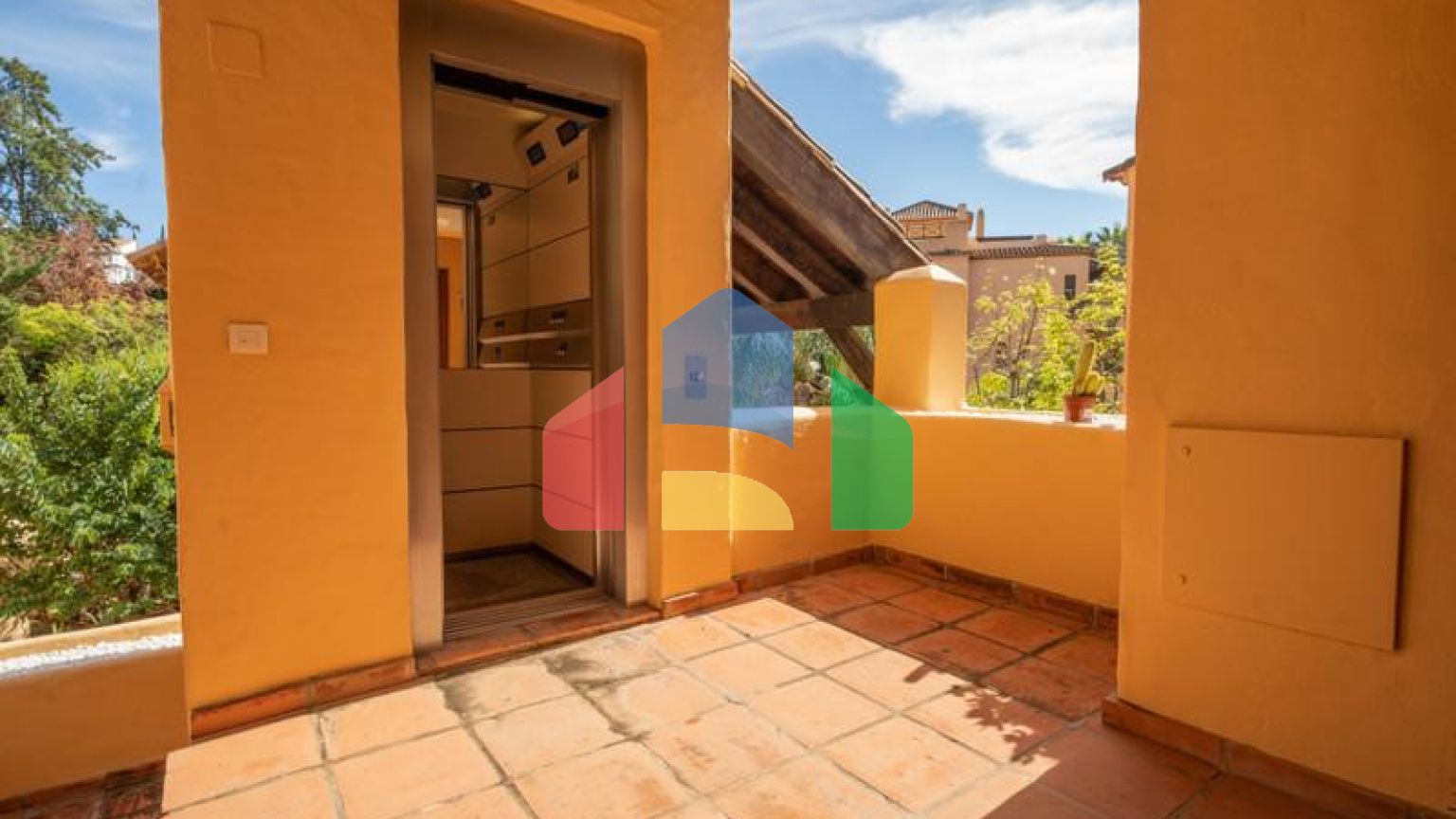 Квартира на среднем этаже в продаже в Эстепоне.