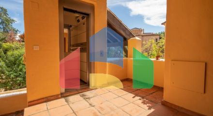 Квартира на среднем этаже в продаже в Эстепоне.