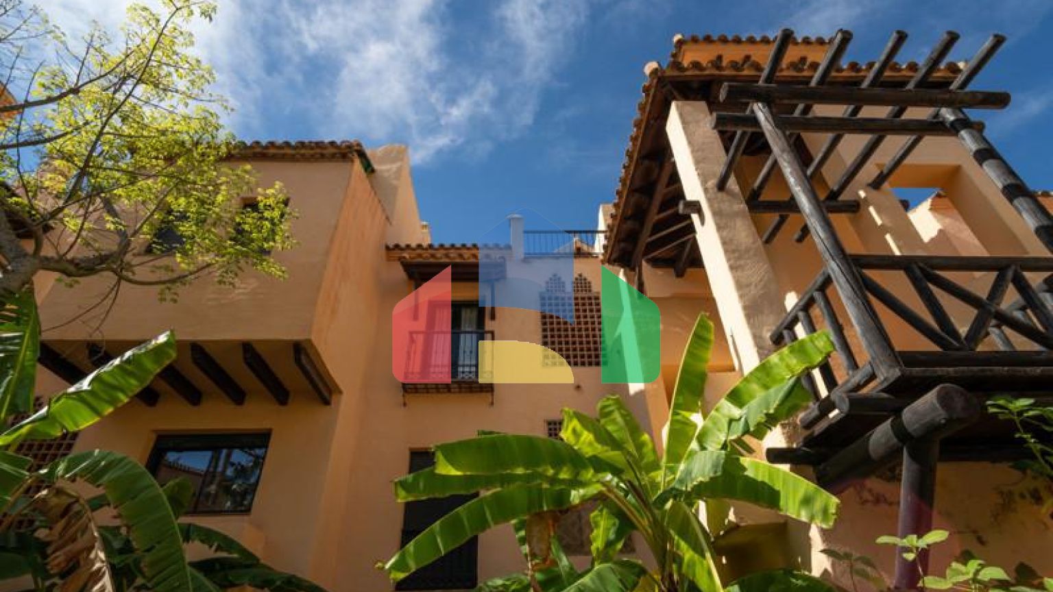 Квартира на среднем этаже в продаже в Эстепоне.