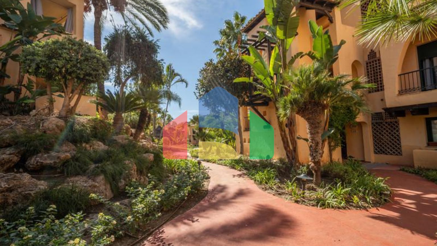 Квартира на среднем этаже в продаже в Эстепоне.