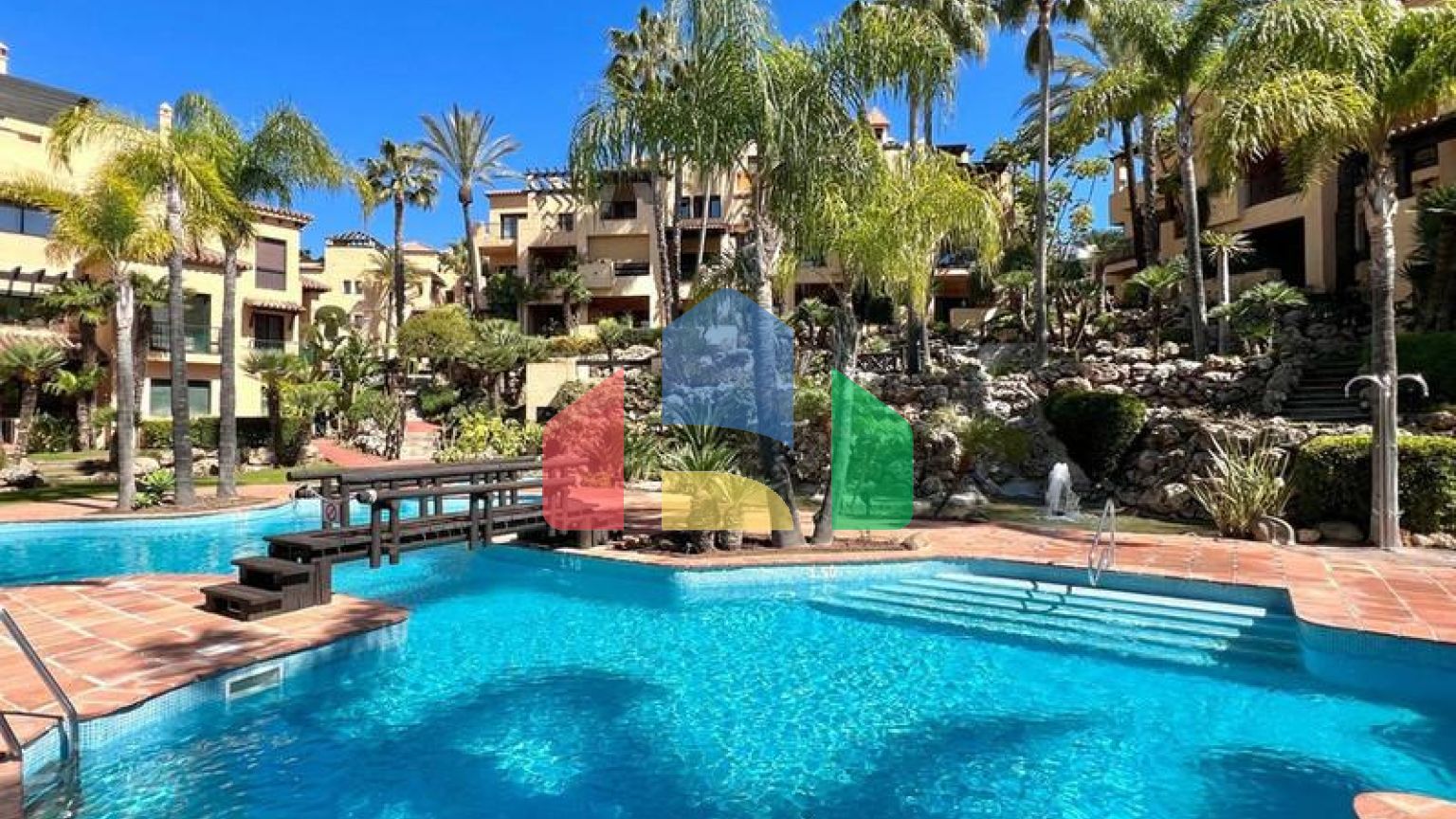 Квартира на среднем этаже в продаже в Эстепоне.