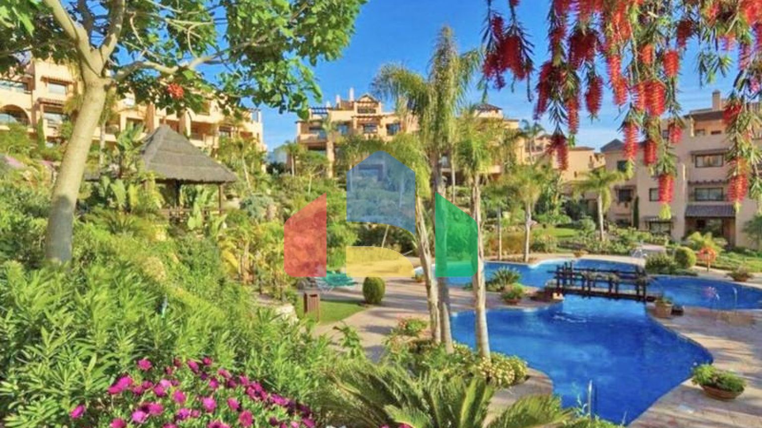 Квартира на среднем этаже в продаже в Эстепоне.