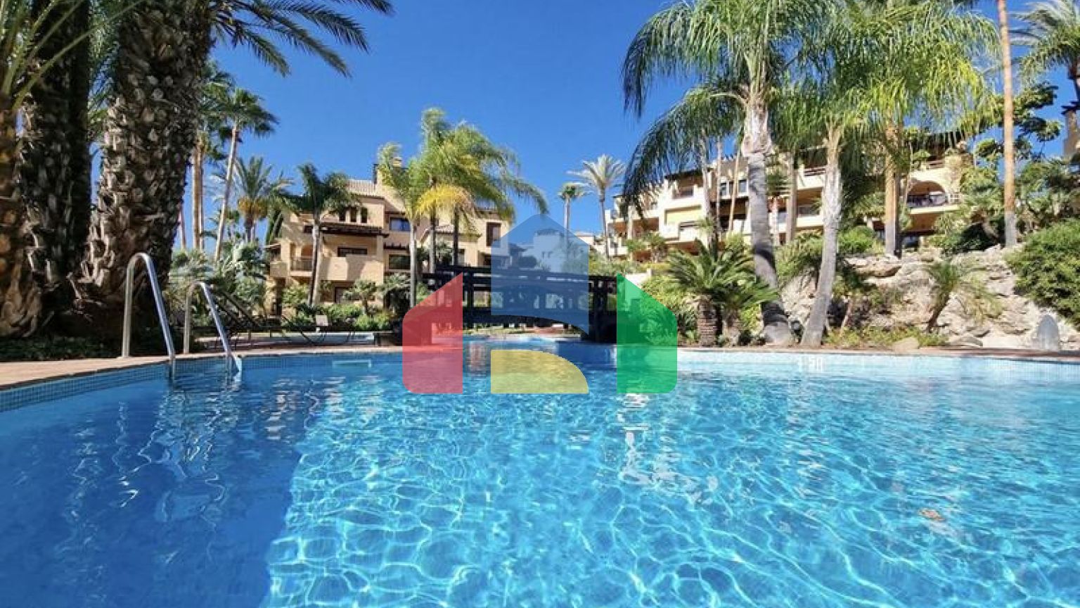 Квартира на среднем этаже в продаже в Эстепоне.