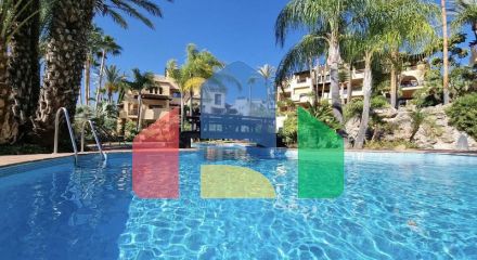 Квартира на среднем этаже в продаже в Эстепоне.