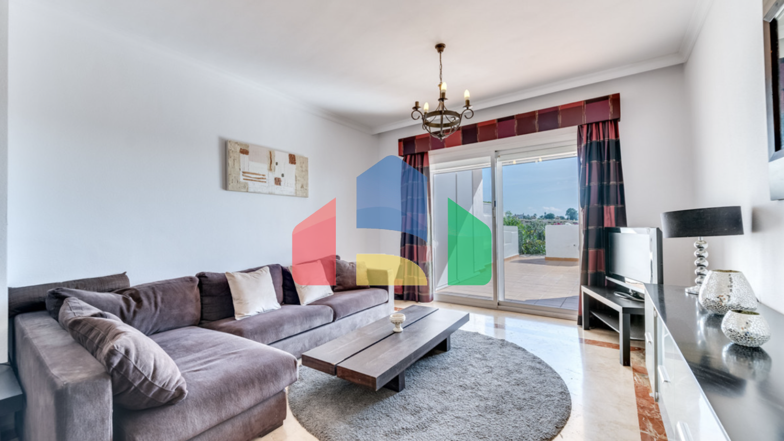 Просторная квартира с тремя спальнями