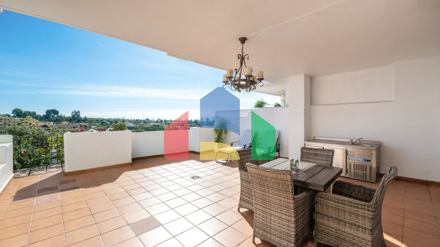 Просторная квартира с тремя спальнями