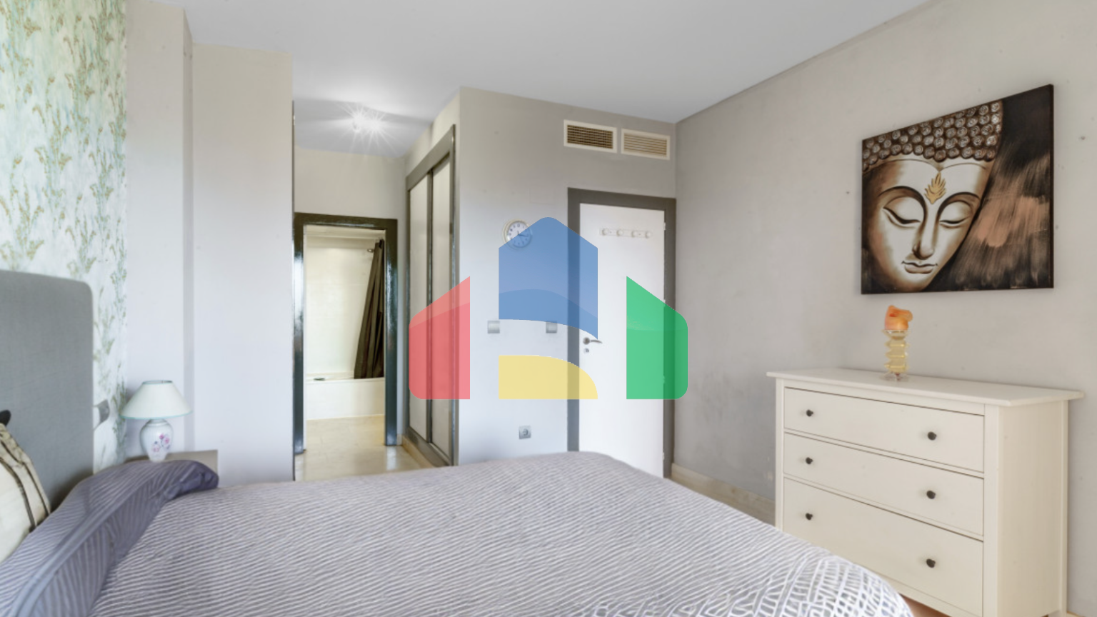 Просторная квартира с тремя спальнями