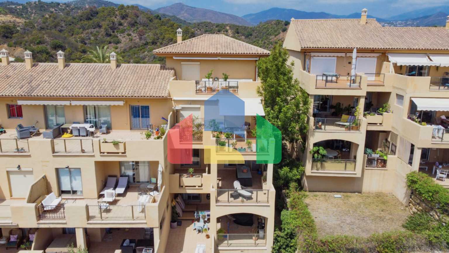 Просторная квартира с тремя спальнями