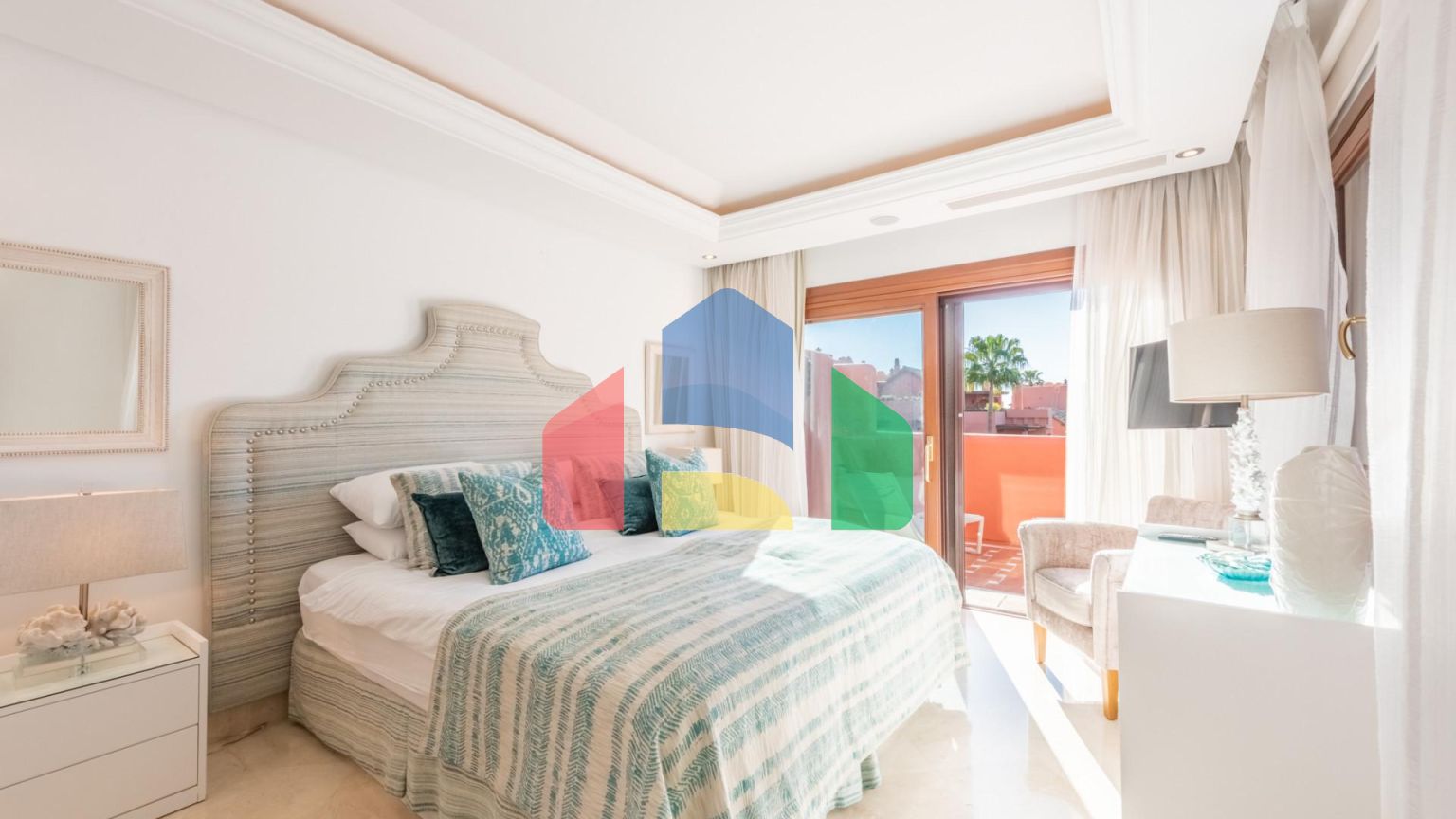 Торре Бермеха, Восточная Эстепона. Великолепный пентхаус с видом на море в роскошной урбанизации на первой линии!