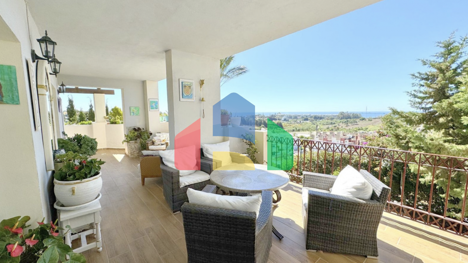 Угловая, светлая и просторная квартира с 3 спальнями на продажу в закрытом жилом комплексе в Эстепоне