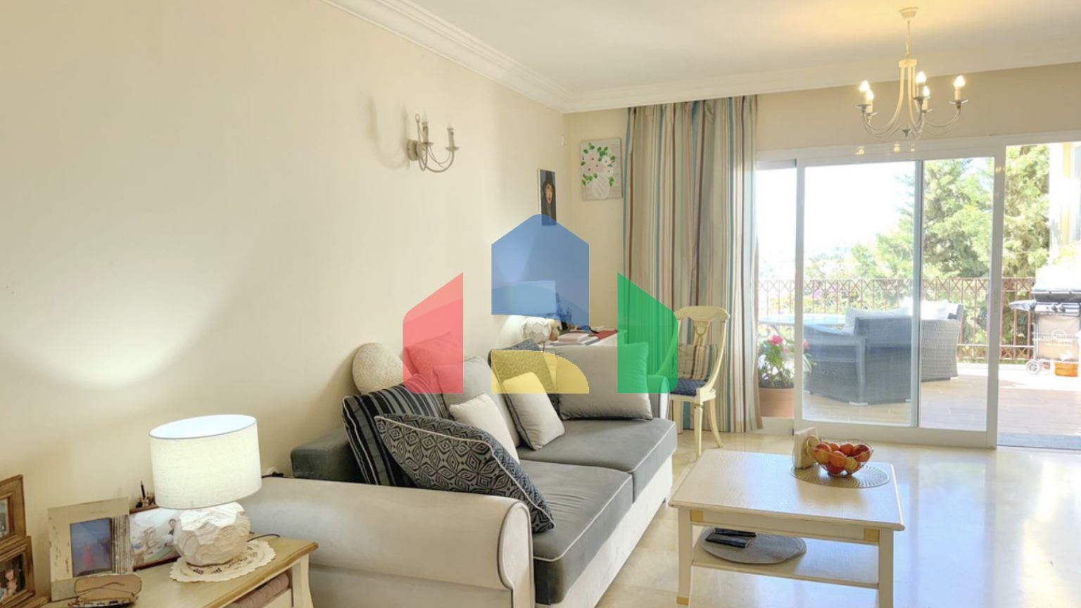 Угловая, светлая и просторная квартира с 3 спальнями на продажу в закрытом жилом комплексе в Эстепоне