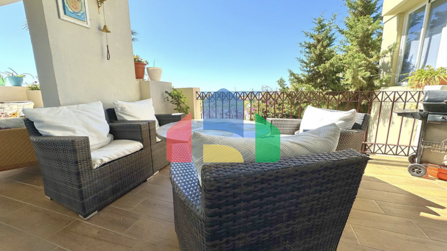 Угловая, светлая и просторная квартира с 3 спальнями на продажу в закрытом жилом комплексе в Эстепоне