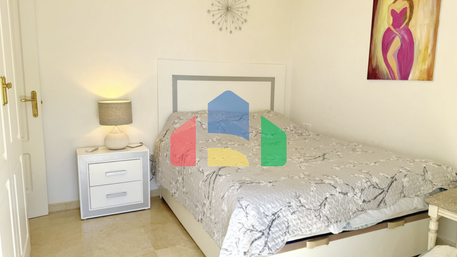 Угловая, светлая и просторная квартира с 3 спальнями на продажу в закрытом жилом комплексе в Эстепоне