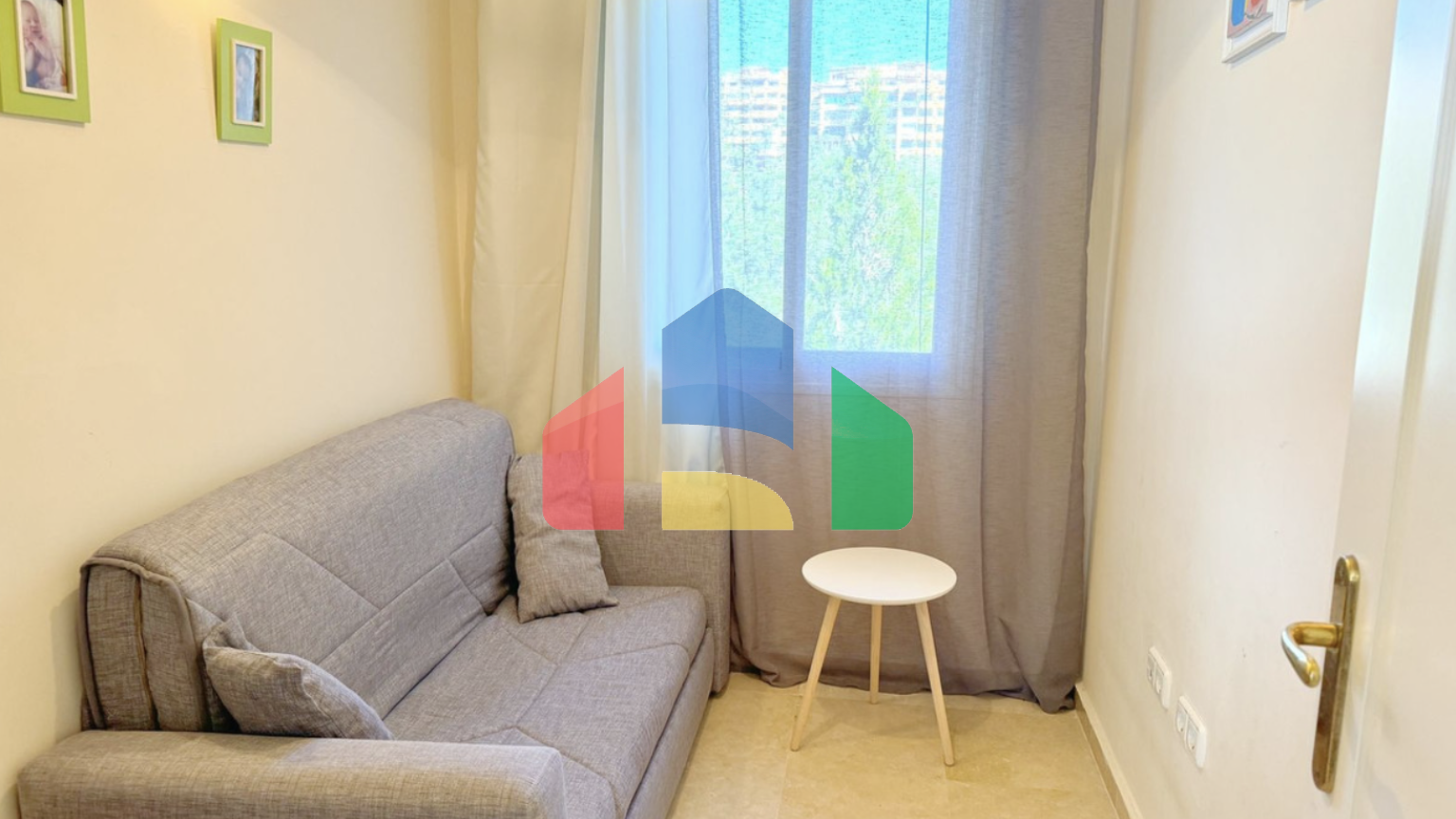 Угловая, светлая и просторная квартира с 3 спальнями на продажу в закрытом жилом комплексе в Эстепоне