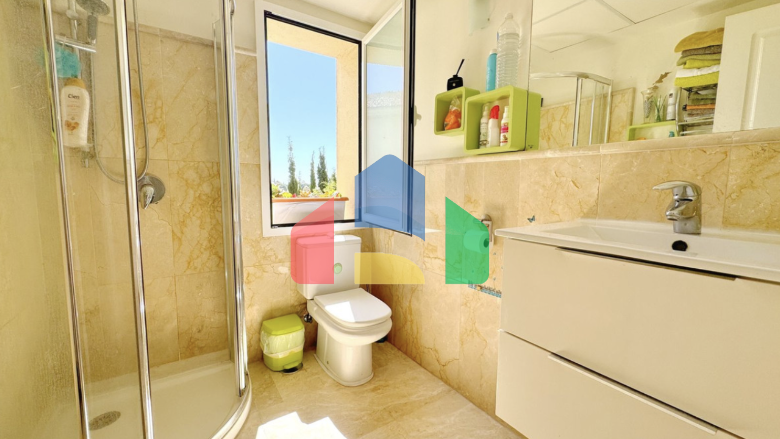 Угловая, светлая и просторная квартира с 3 спальнями на продажу в закрытом жилом комплексе в Эстепоне