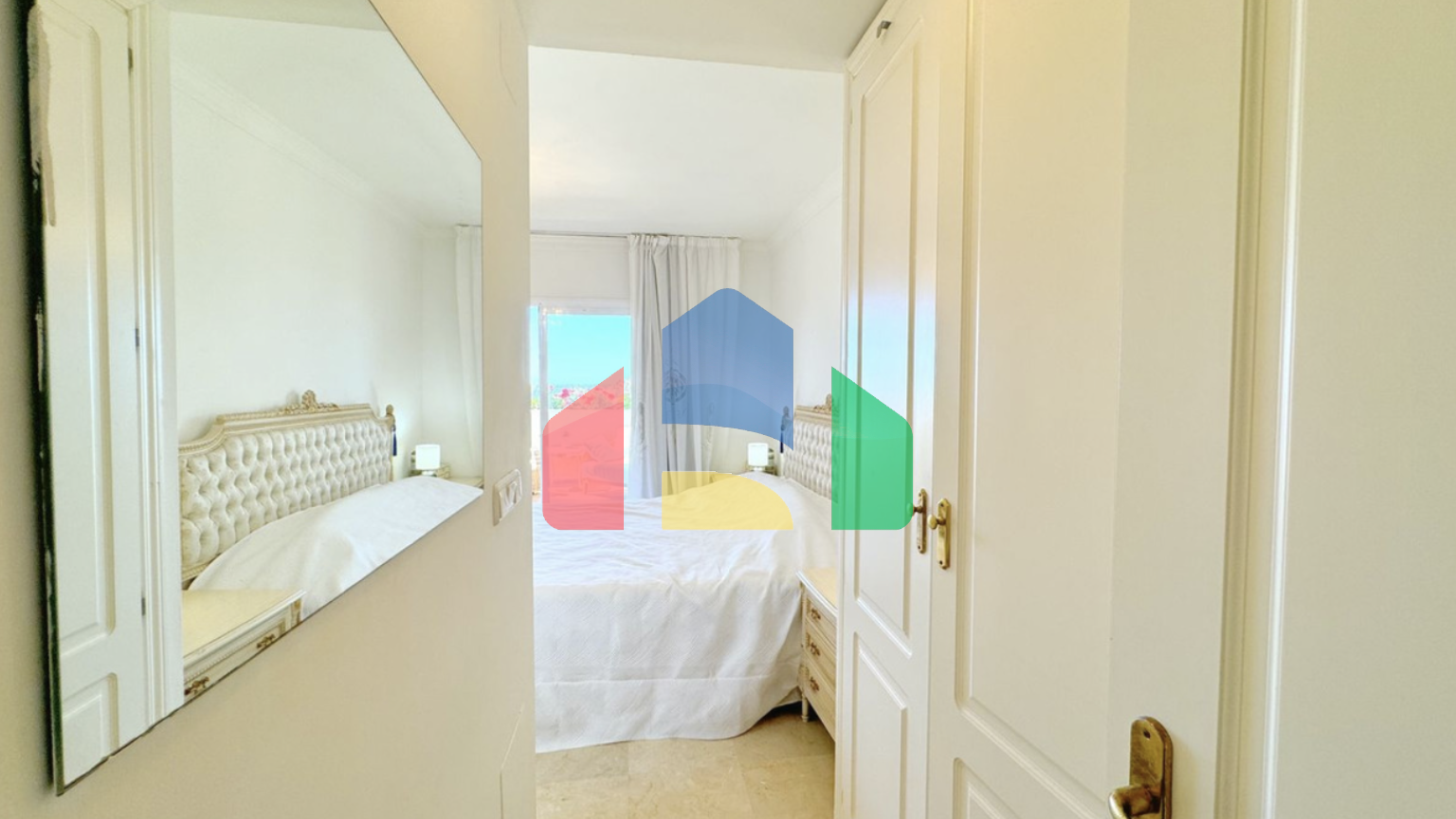 Угловая, светлая и просторная квартира с 3 спальнями на продажу в закрытом жилом комплексе в Эстепоне