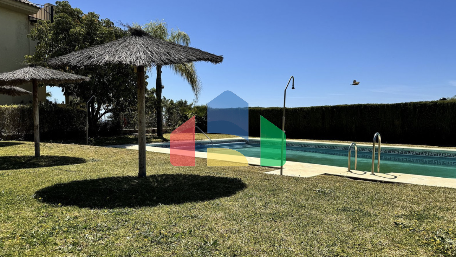 Угловая, светлая и просторная квартира с 3 спальнями на продажу в закрытом жилом комплексе в Эстепоне