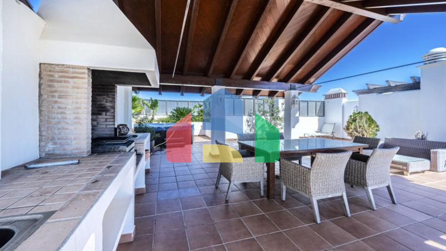 Красивый пентхаус с 3 спальнями и 2 ванными комнатами, расположенный прямо на берегу моря с просто потрясающим видом на море.