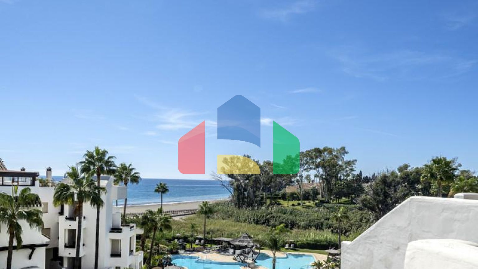 Красивый пентхаус с 3 спальнями и 2 ванными комнатами, расположенный прямо на берегу моря с просто потрясающим видом на море.