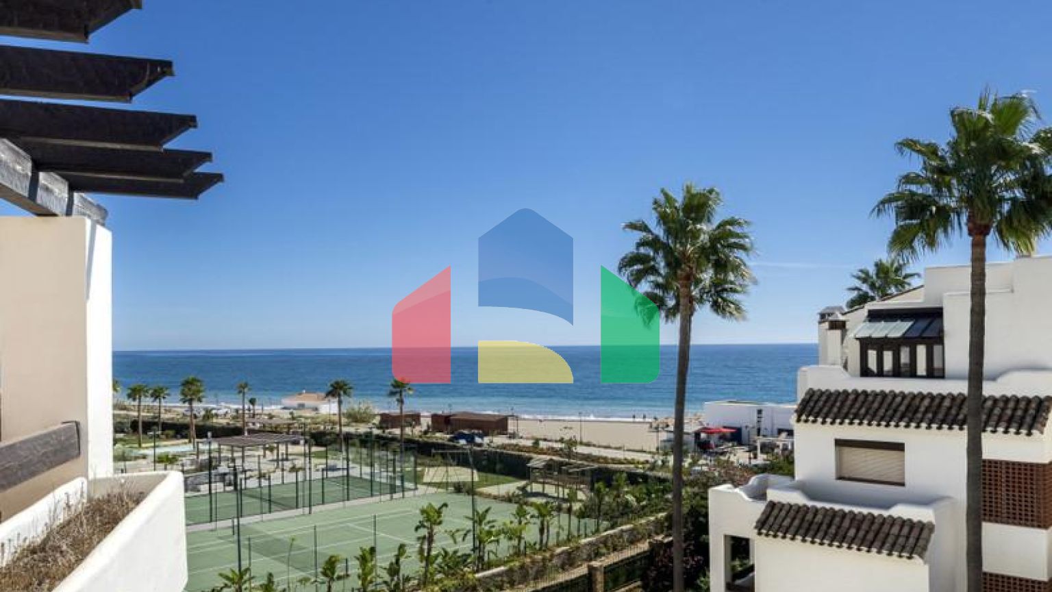 Красивый пентхаус с 3 спальнями и 2 ванными комнатами, расположенный прямо на берегу моря с просто потрясающим видом на море.