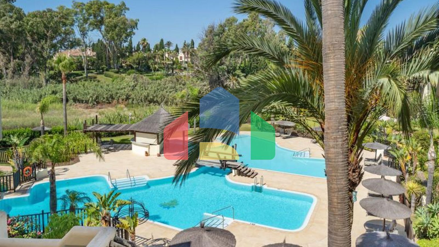 Красивый пентхаус с 3 спальнями и 2 ванными комнатами, расположенный прямо на берегу моря с просто потрясающим видом на море.