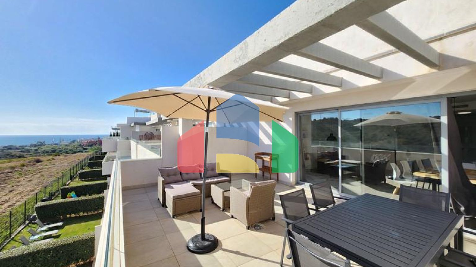 Эффектный недавно построенный двухуровневый пентхаус в урбанизации Serenity Views, Эстепона.