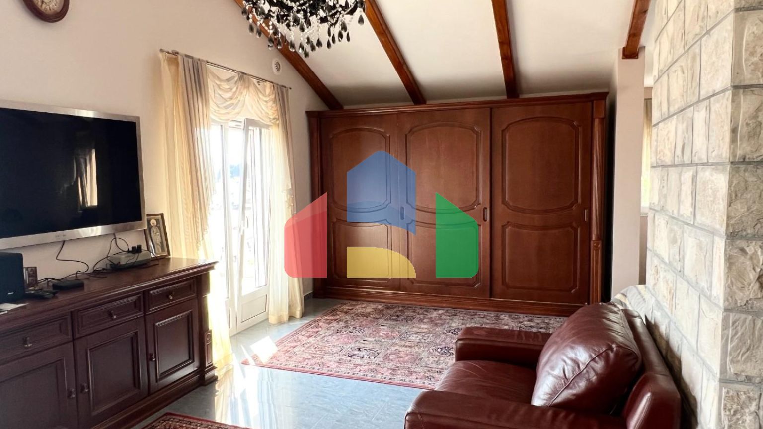 Просторный дом в Баошичи с отдельными квартирами и гаражом