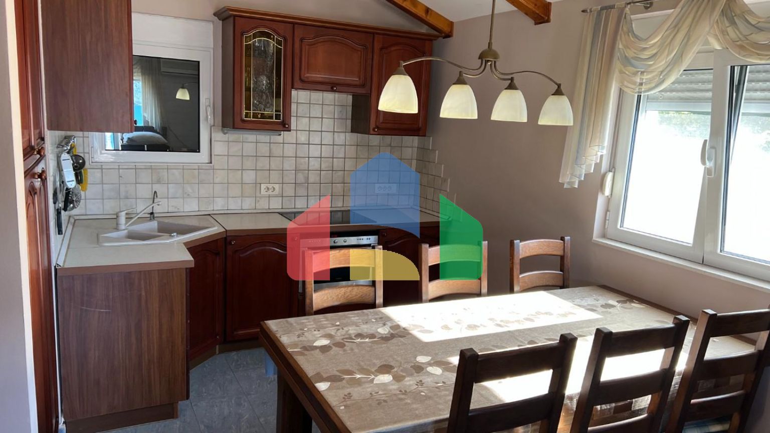 Просторный дом в Баошичи с отдельными квартирами и гаражом