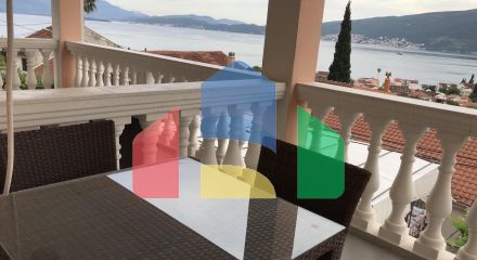 Просторный дом в Баошичи с отдельными квартирами и гаражом Просторный дом в Баошичи с отдельными квартирами и гаражом