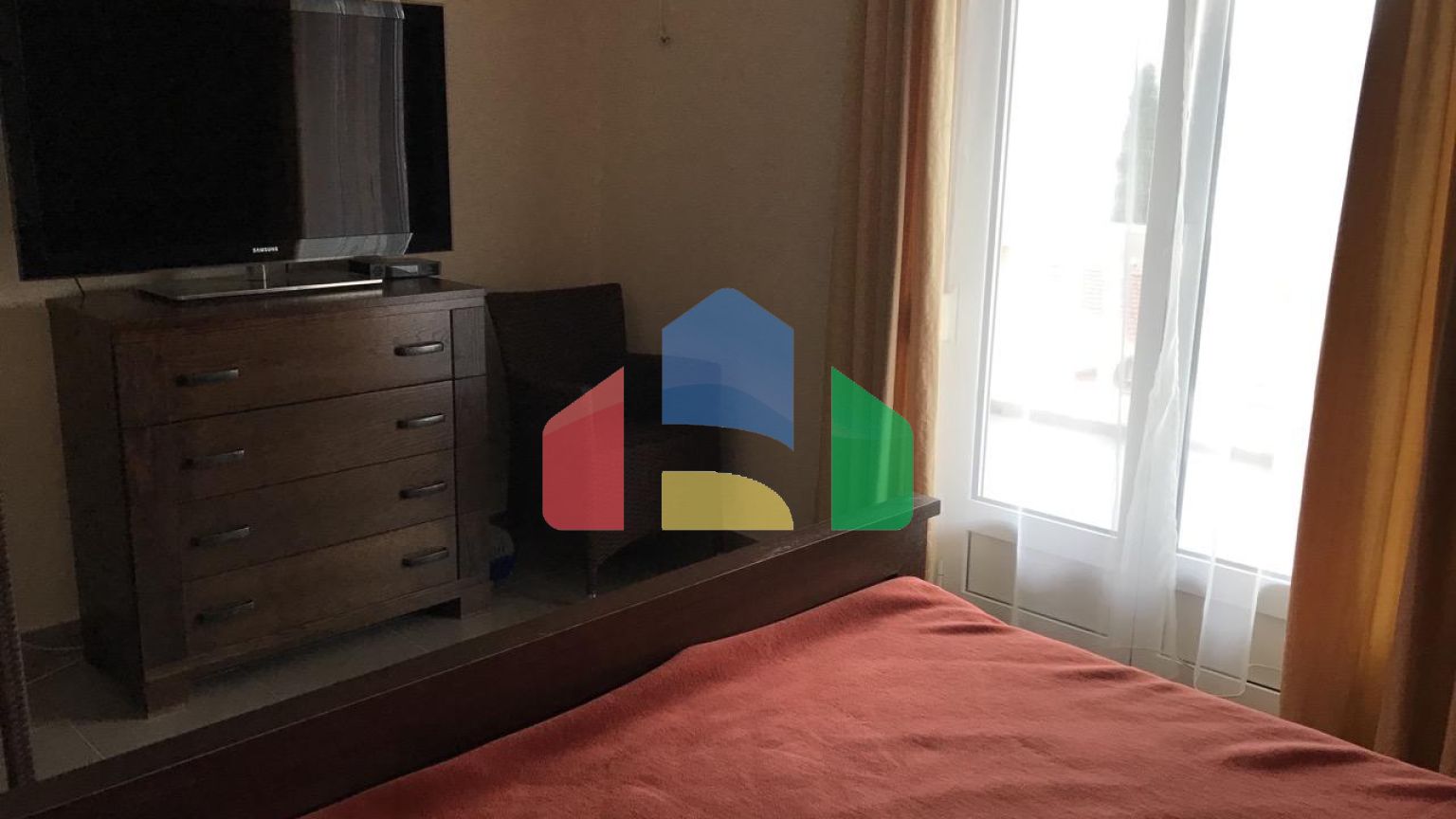 Просторный дом в Баошичи с отдельными квартирами и гаражом