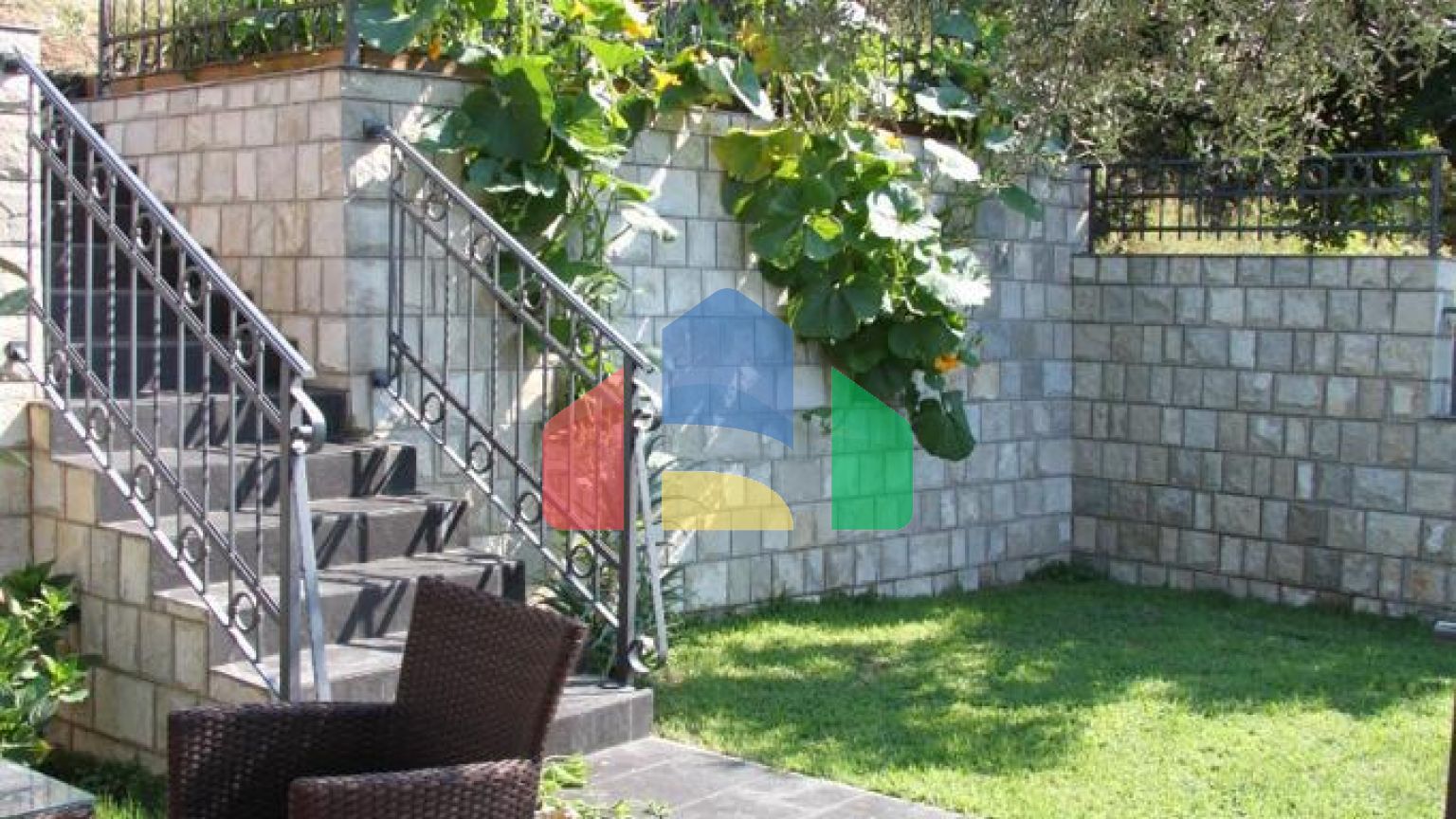 Просторный дом в Баошичи с отдельными квартирами и гаражом