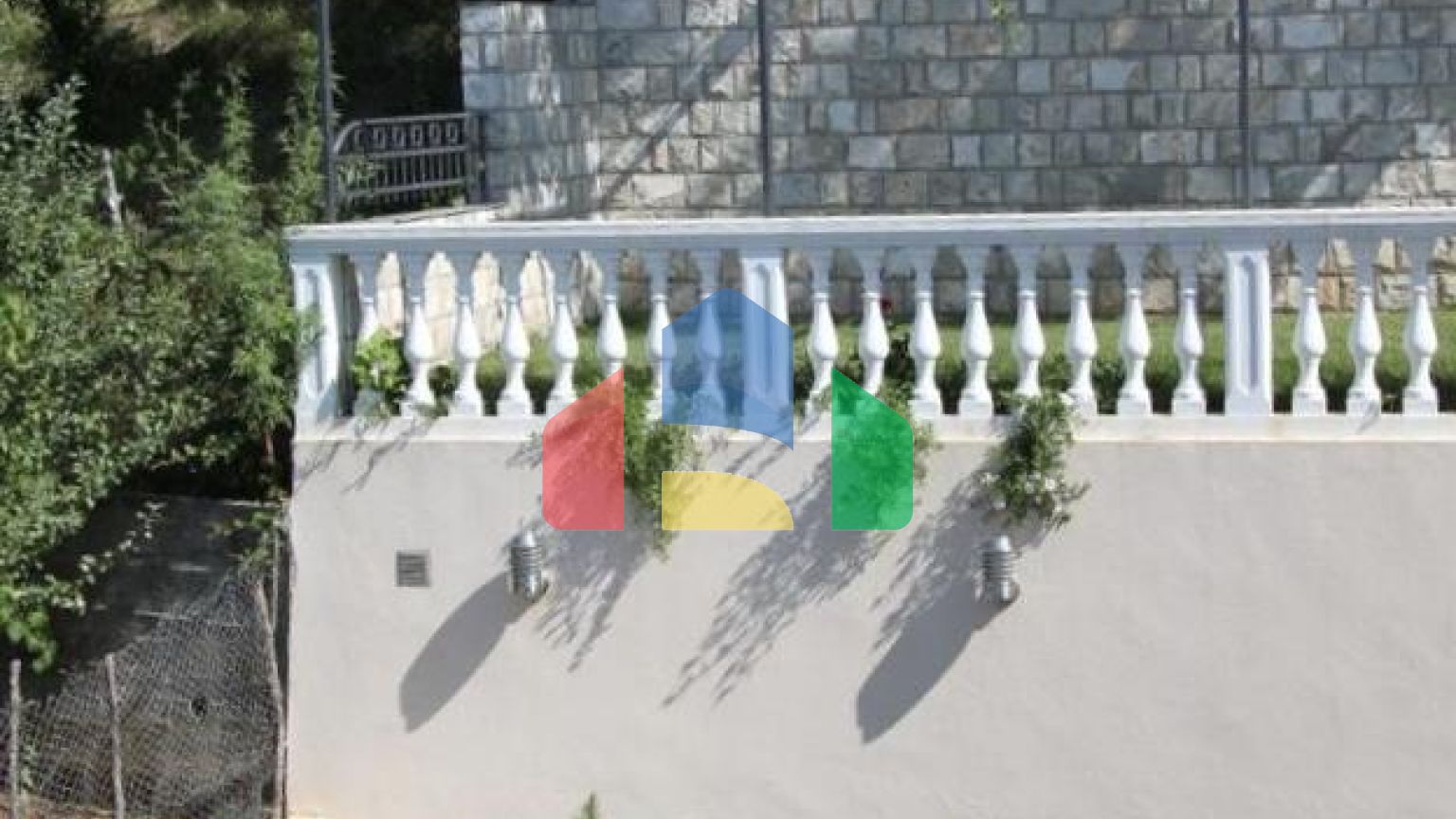 Просторный дом в Баошичи с отдельными квартирами и гаражом