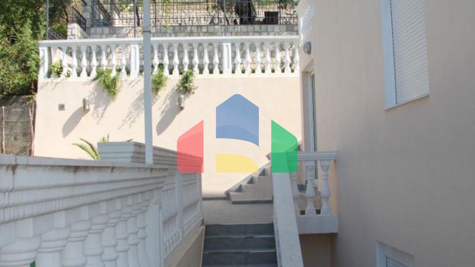 Просторный дом в Баошичи с отдельными квартирами и гаражом