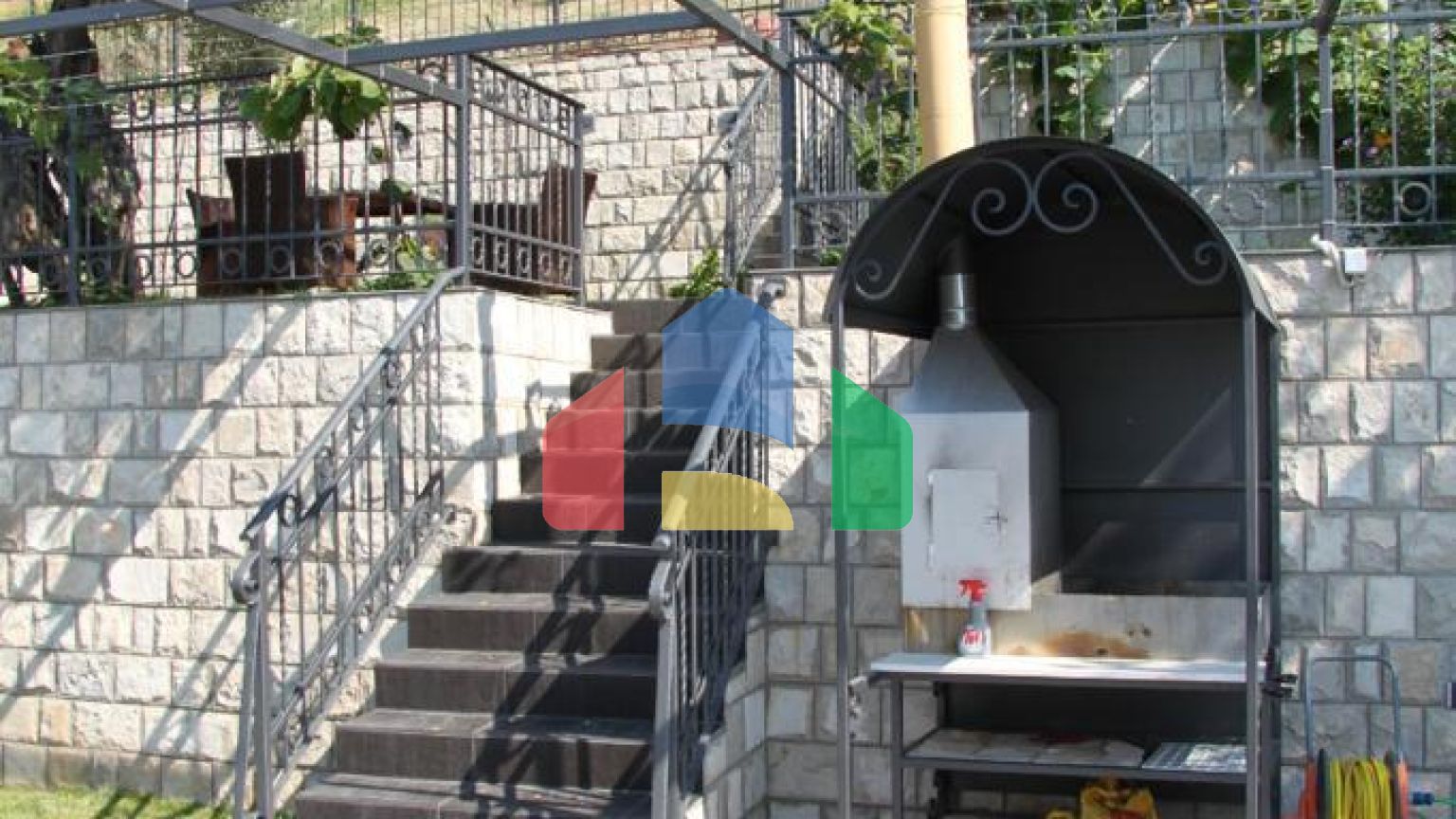 Просторный дом в Баошичи с отдельными квартирами и гаражом