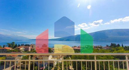 Квартиры с тремя спальными комнатами и видом на море в Херцег Нови, Баошичи
