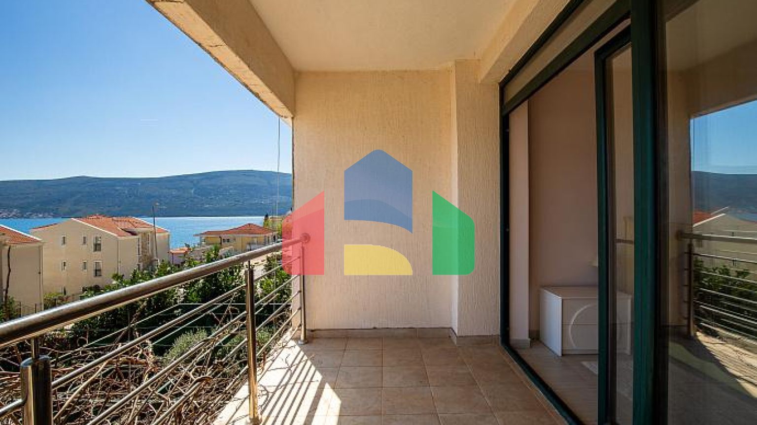 Двухэтажные апартаменты с видом на море