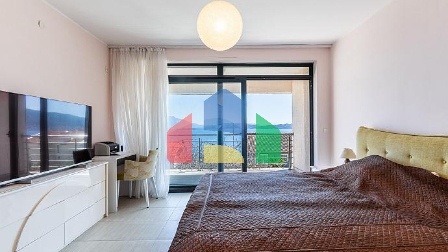 Двухэтажные апартаменты с видом на море