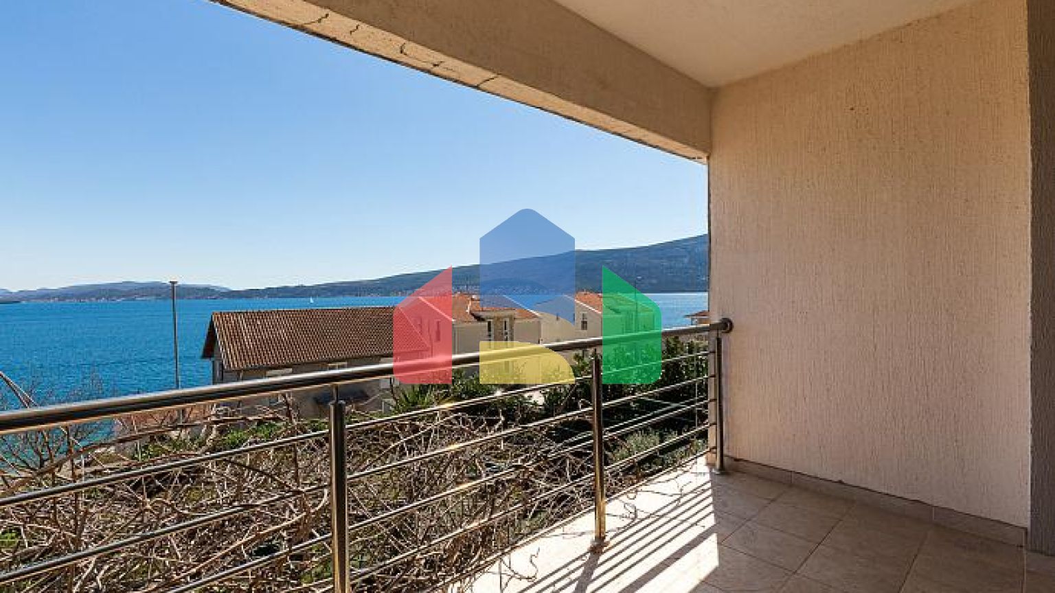 Двухэтажные апартаменты с видом на море