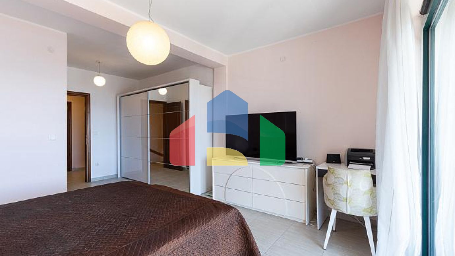 Двухэтажные апартаменты с видом на море