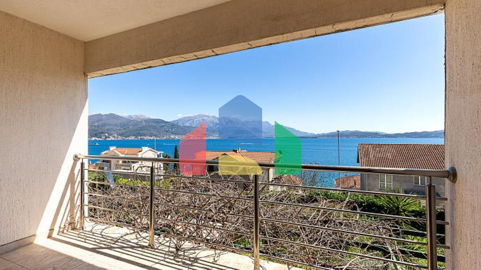 Двухэтажные апартаменты с видом на море