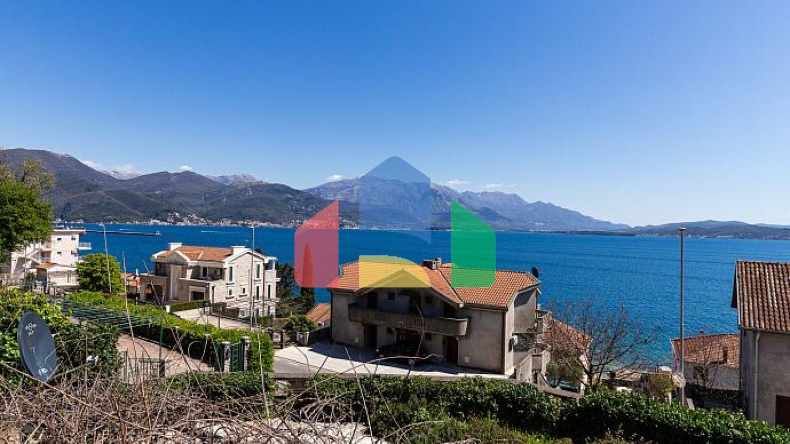 Двухэтажные апартаменты с видом на море