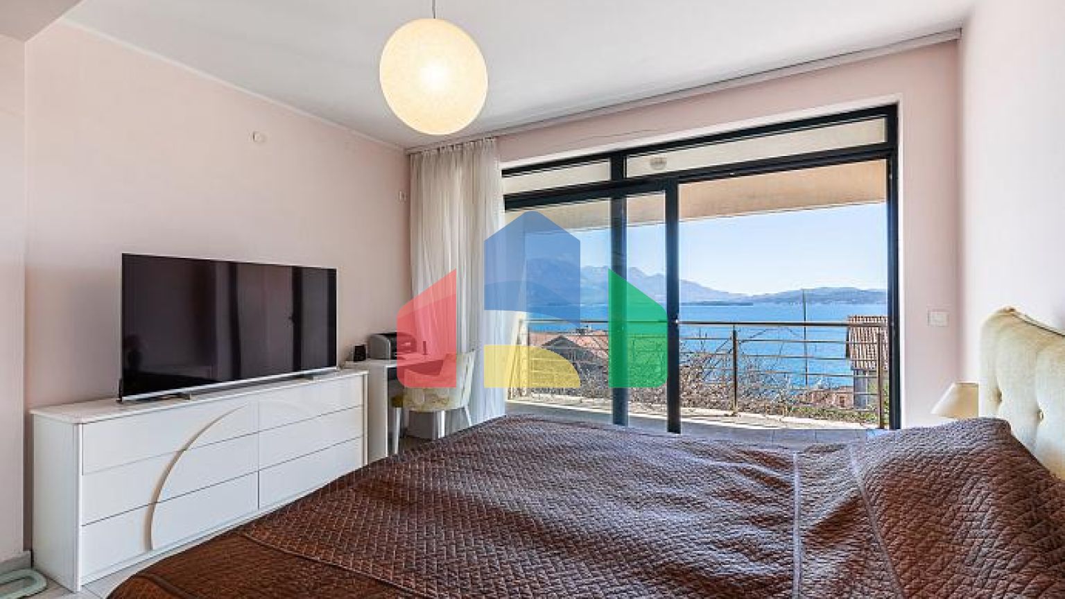 Двухэтажные апартаменты с видом на море