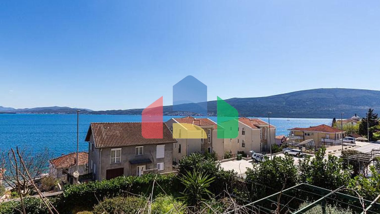 Двухэтажные апартаменты с видом на море