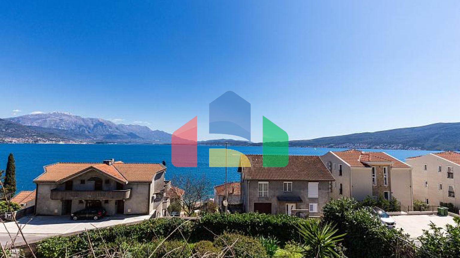 Двухэтажные апартаменты с видом на море