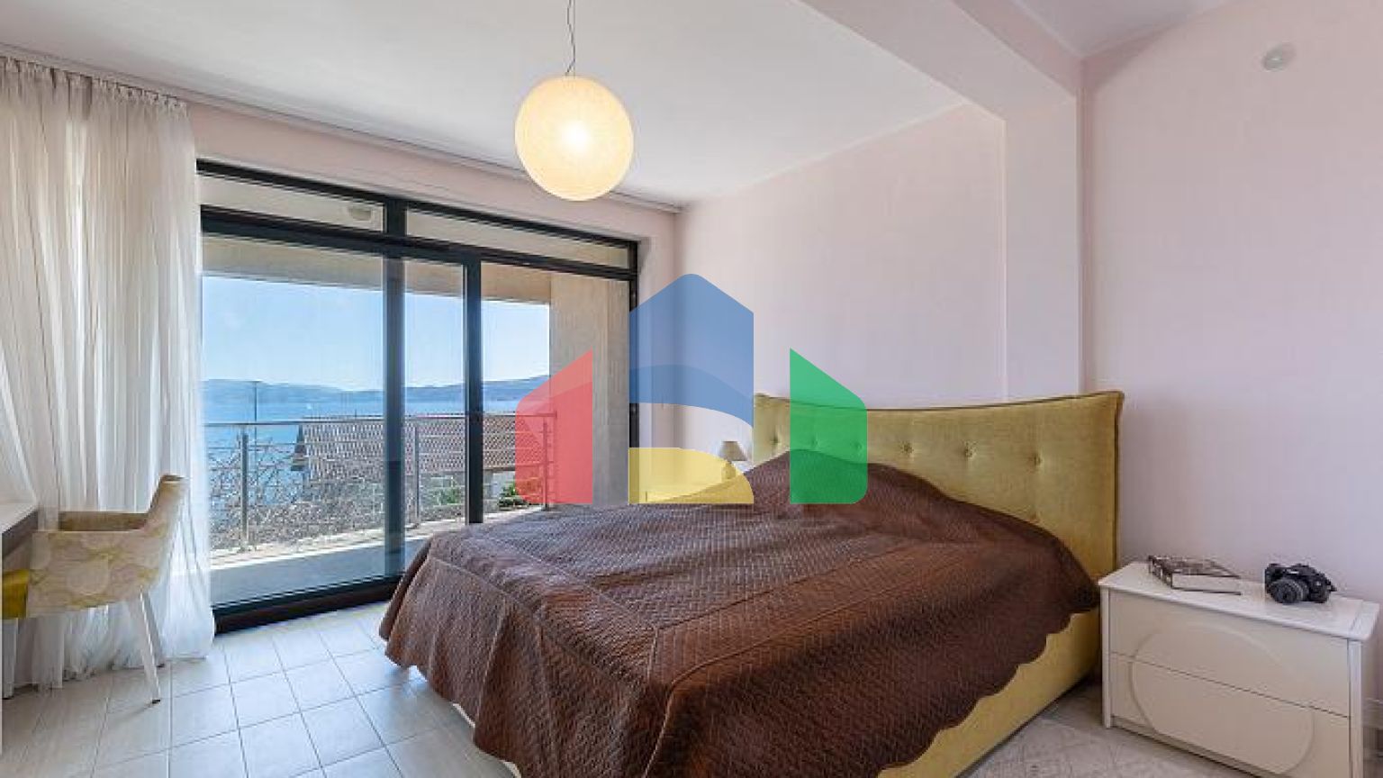 Двухэтажные апартаменты с видом на море