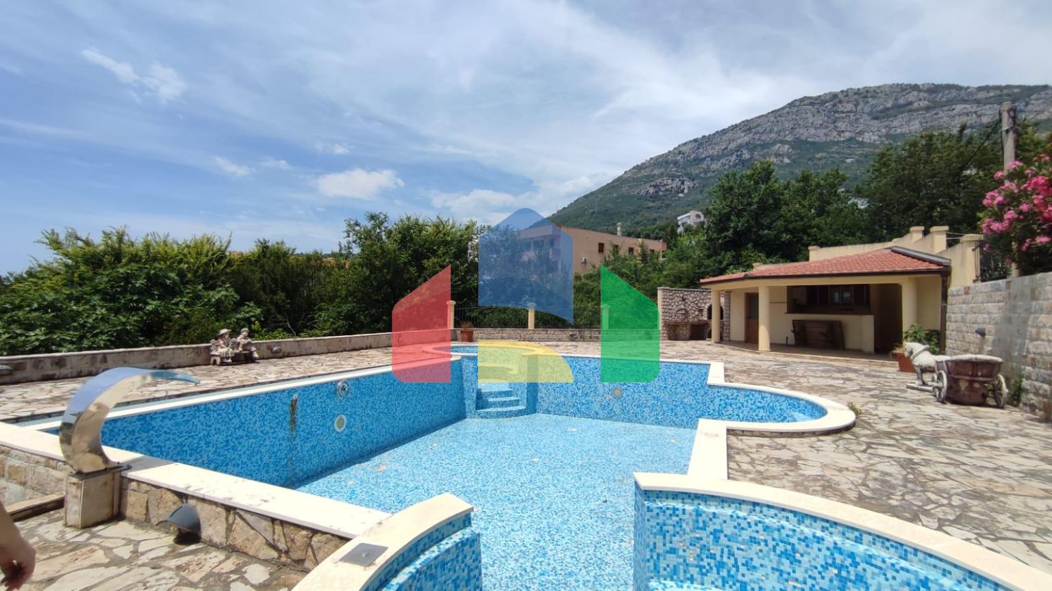 Просторная вилла в Шушани на большом участке земли