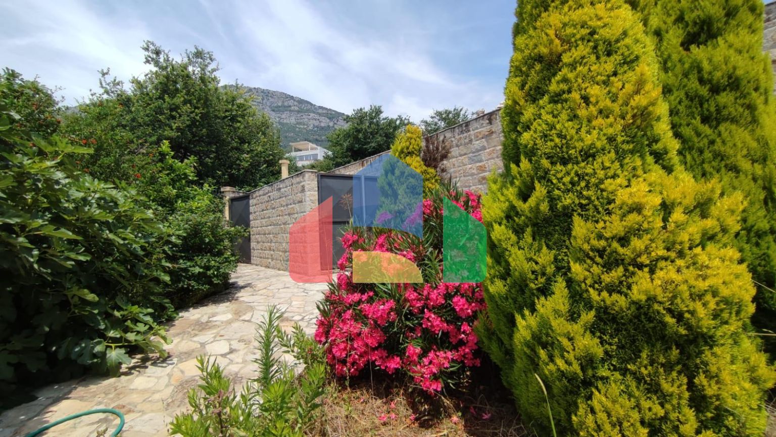 Просторная вилла в Шушани на большом участке земли